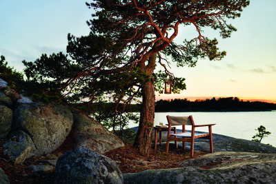 https://www.skargaarden.com/wp-content/uploads/2020/11/djuro_lounge_armchair_teak_white_ferrari_batyline_table42_teak_photo_johan_carlson_1-kopia-400x267.jpg