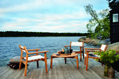 https://www.skargaarden.com/wp-content/uploads/2020/11/djuro_lounge_armchair_teak_white_ferrari_batyline_table79_teak_photo_johan_carlson-kopiera-400x267.jpg