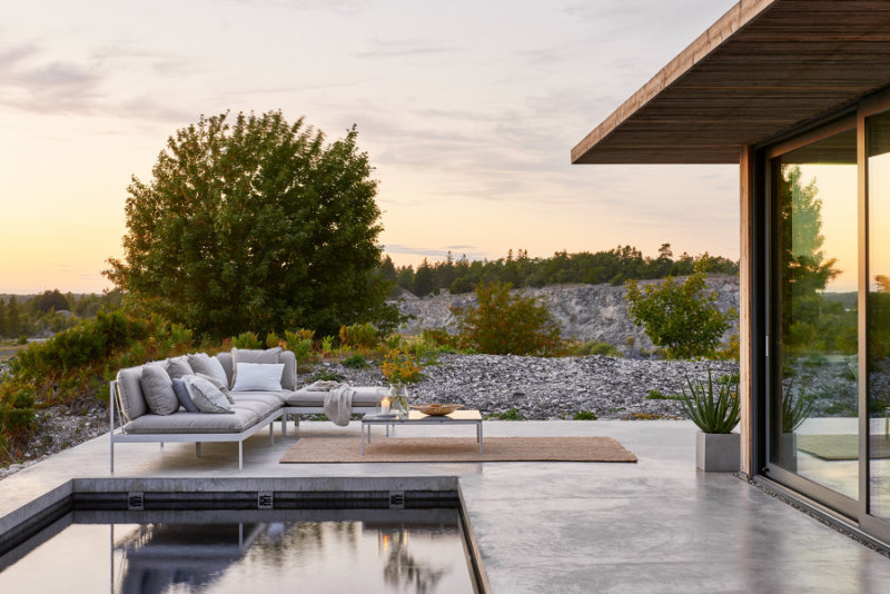 Das elegante modulare Sitzsystem Bönan von Skargaarden verkörpert den Geist des schwedischen Dorfes, nach dem es benannt ist, das geradlinige Haus der Mitbegründer des Unternehmens und den Blick auf die Ostsee.